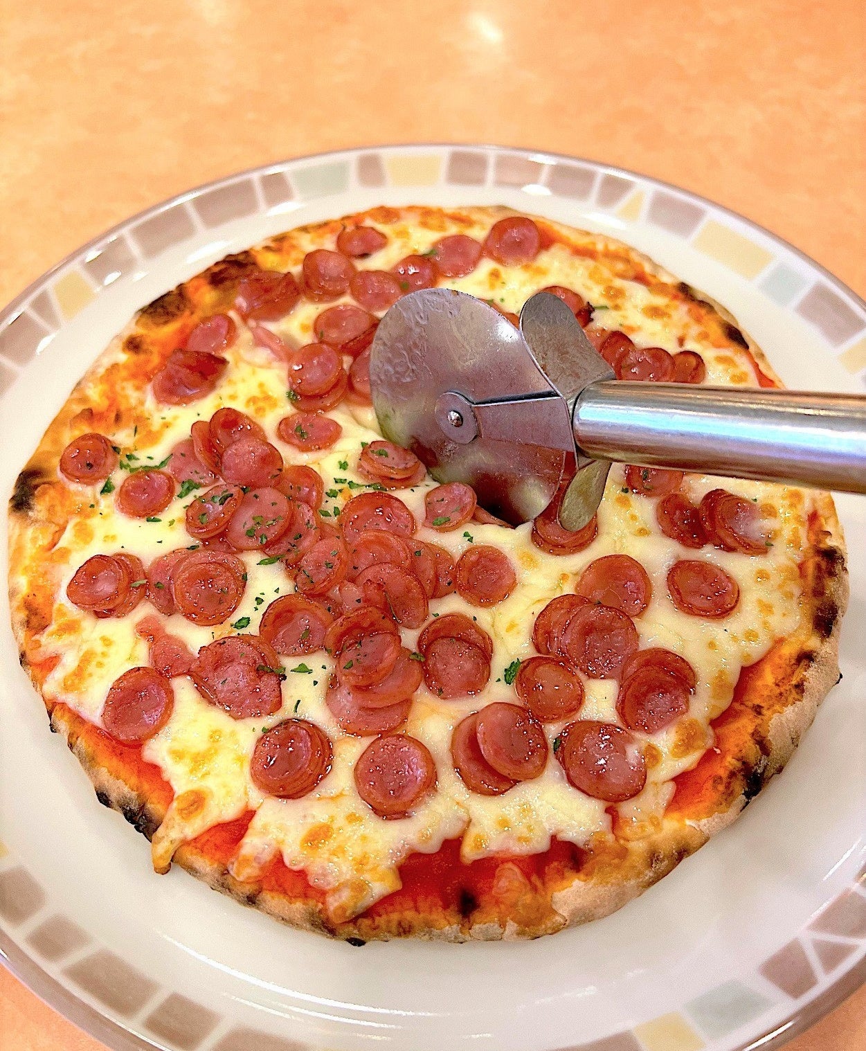 サイゼリアの500円ピザ「ソーセージピザ」