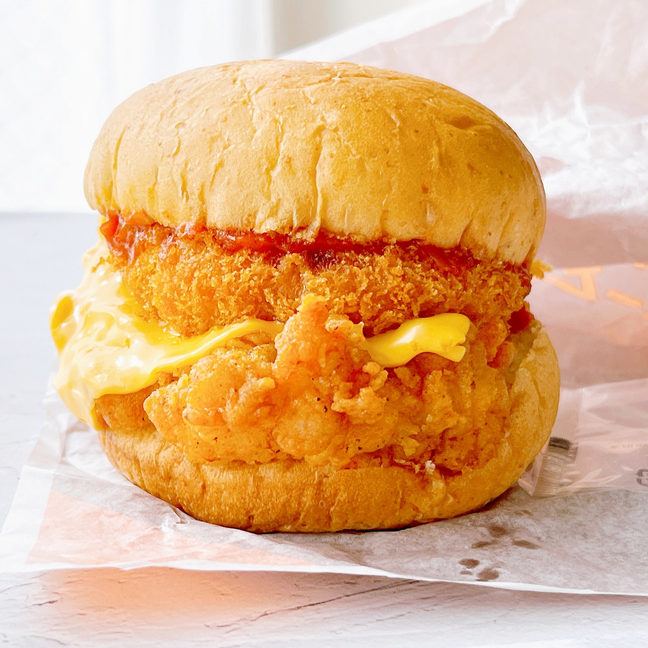 ケンタッキー・フライド・チキン（KFC）のオススメメニュー「オマール海老の旨味ひろがるチーズフィレバーガー」