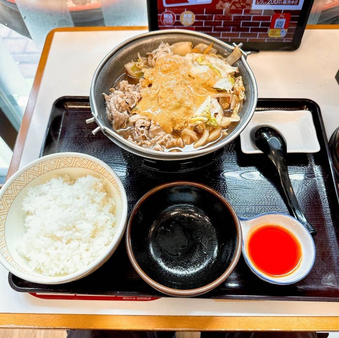 すき家のオススメの定食「牛・麻辣火鍋定食」