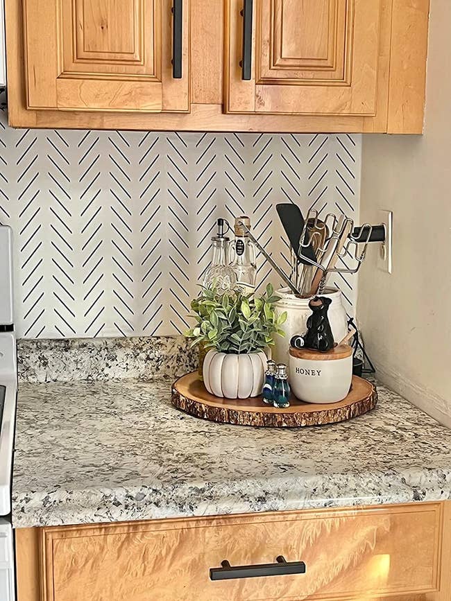 Reviewer photo of the wallpaper in a kitchen