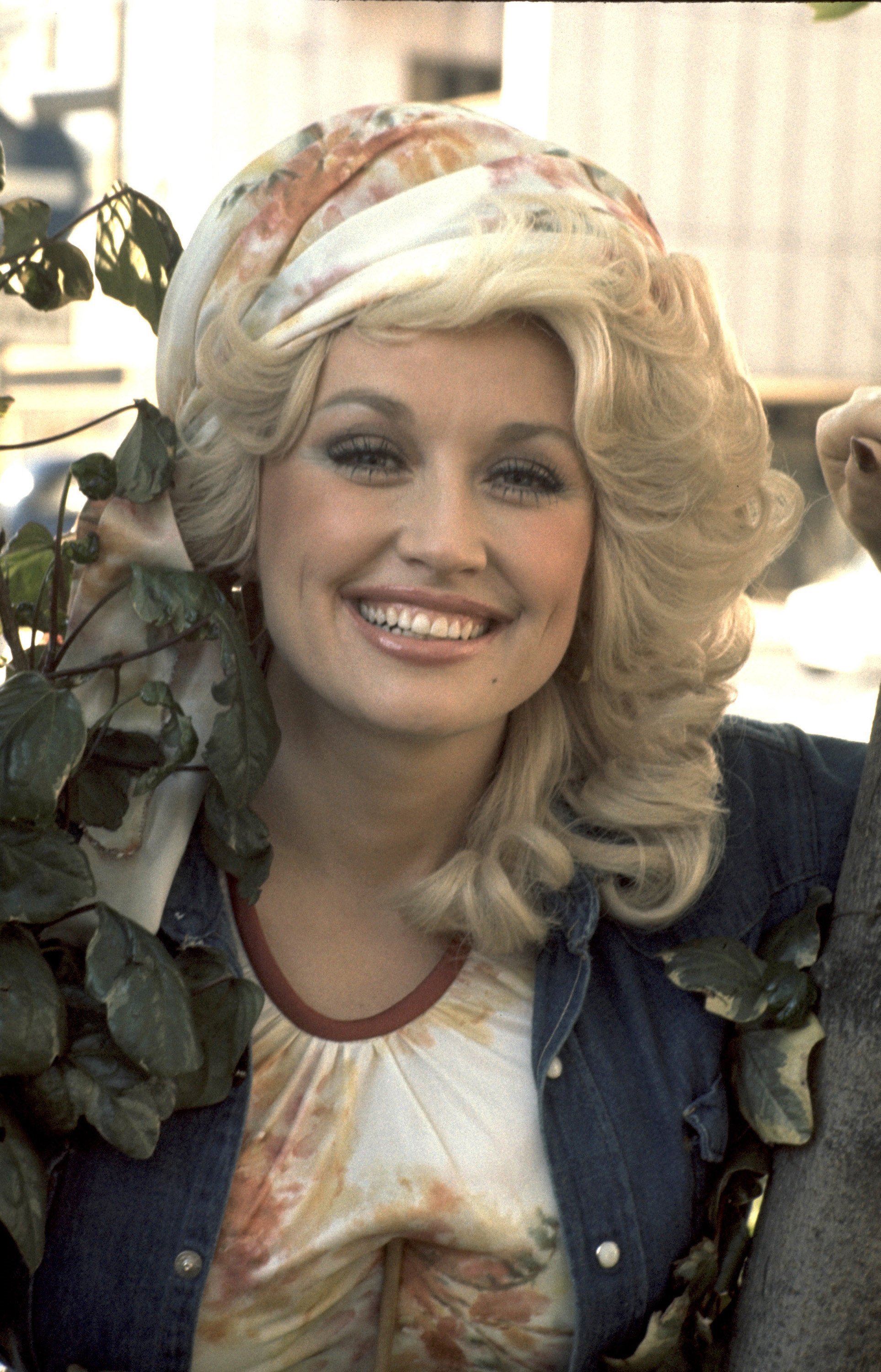 young Dolly Parton smiling