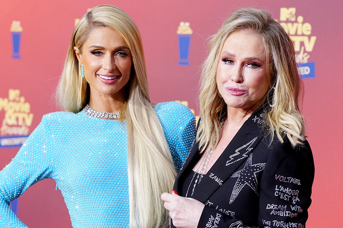 https://img.buzzfeed.com/buzzfeed-static/static/2022-11/18/15/campaign_images/3c5102062788/heres-how-paris-hilton-reacted-to-her-moms-commen-2-2676-1668786752-1_dblbig.jpg?resize=1200:*