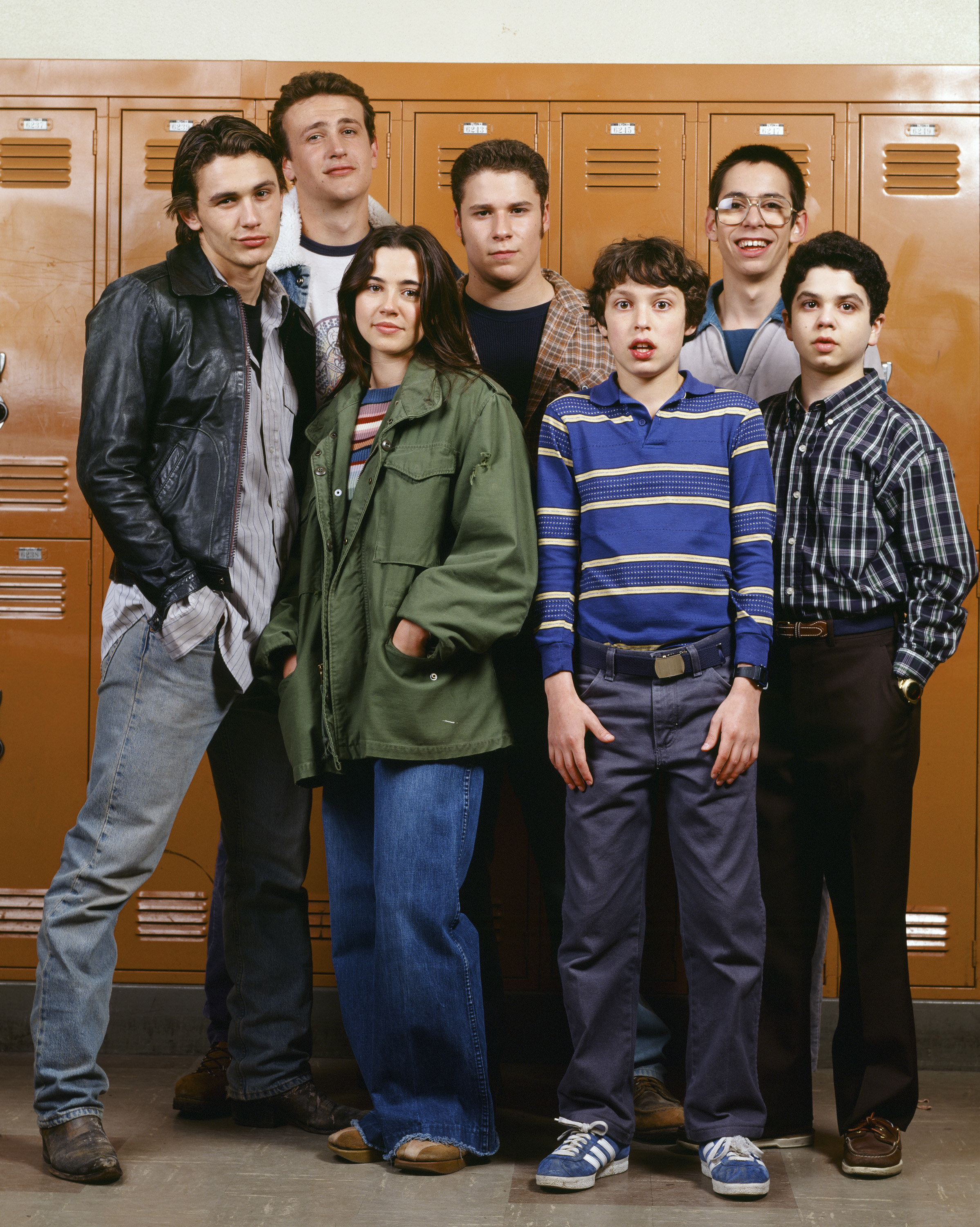 Linda poses in front of school lockers with the rest of the main cast of Freaks and Geeks for a promo photo