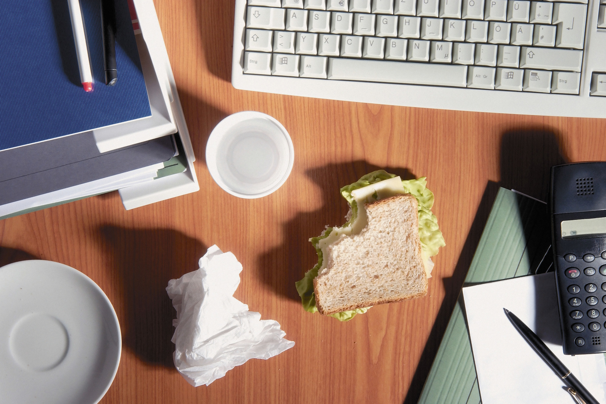 一个三明治在办公桌上