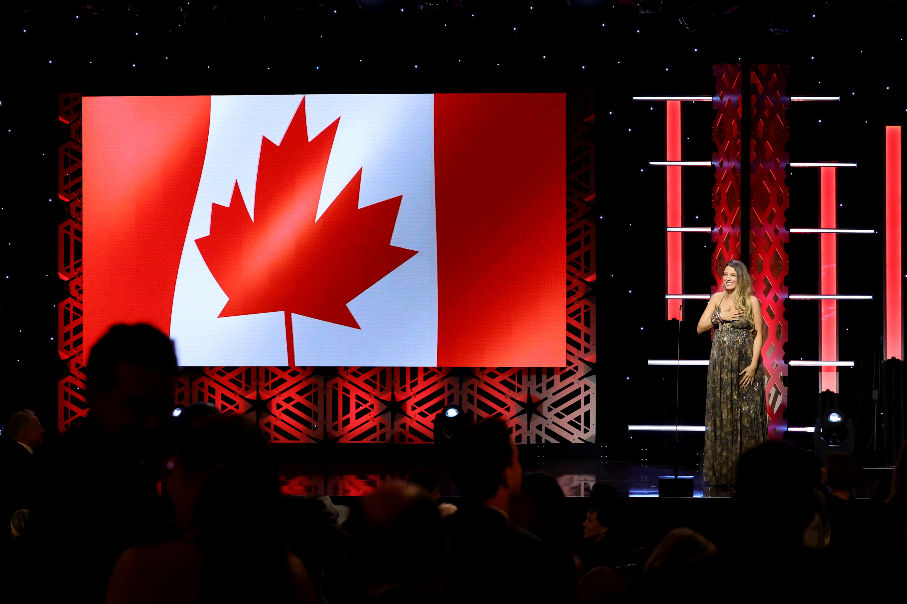 布雷克的演讲在舞台上加拿大国旗在屏幕上