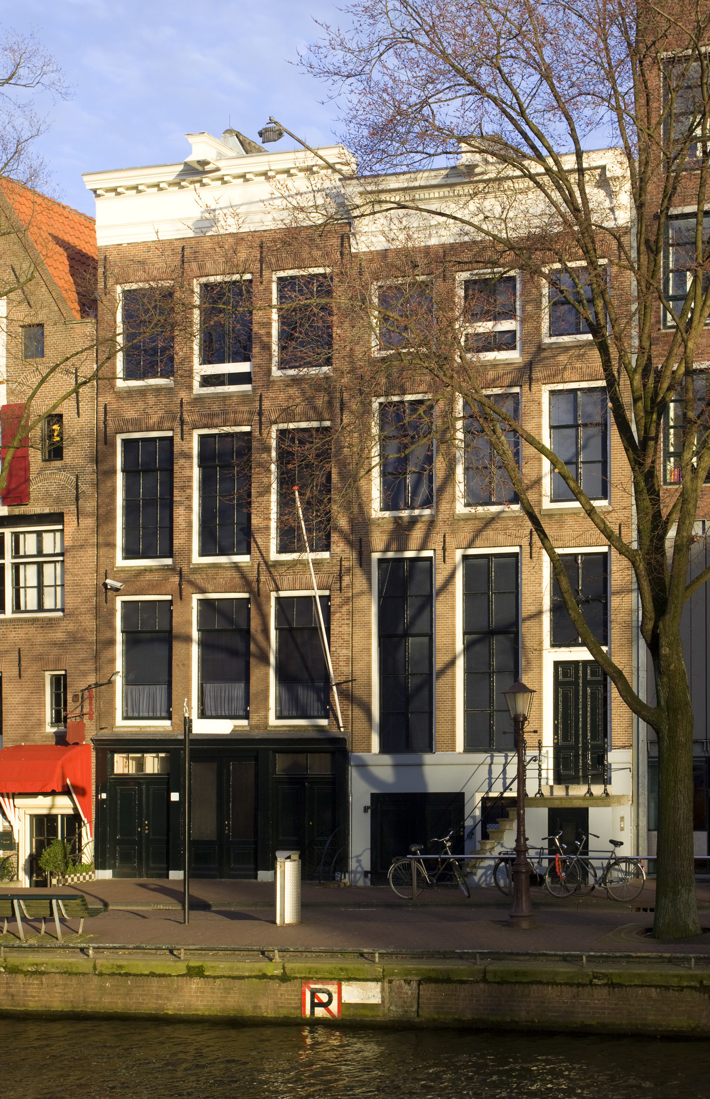 an outside view of the anne frank house
