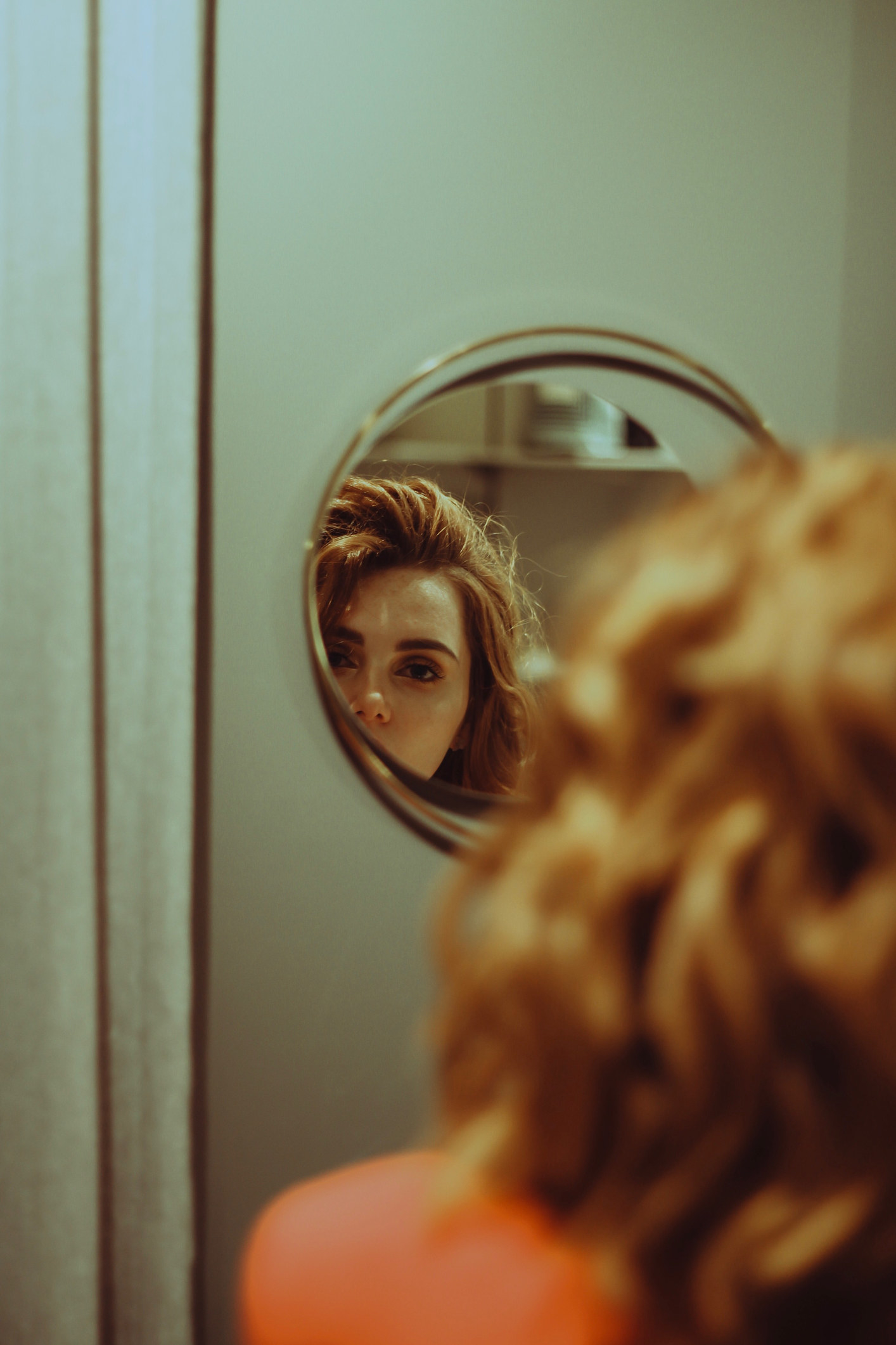 女人照镜子