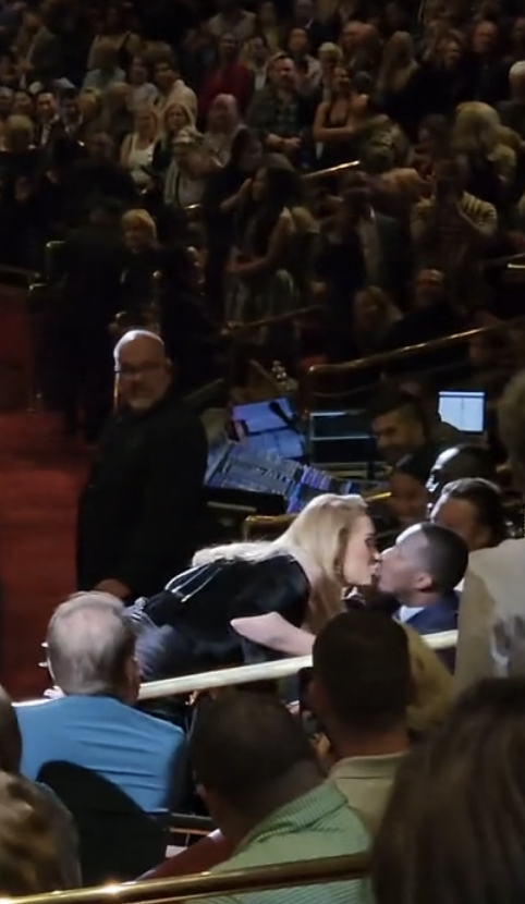 Adele kissing her boyfriend in the crowd