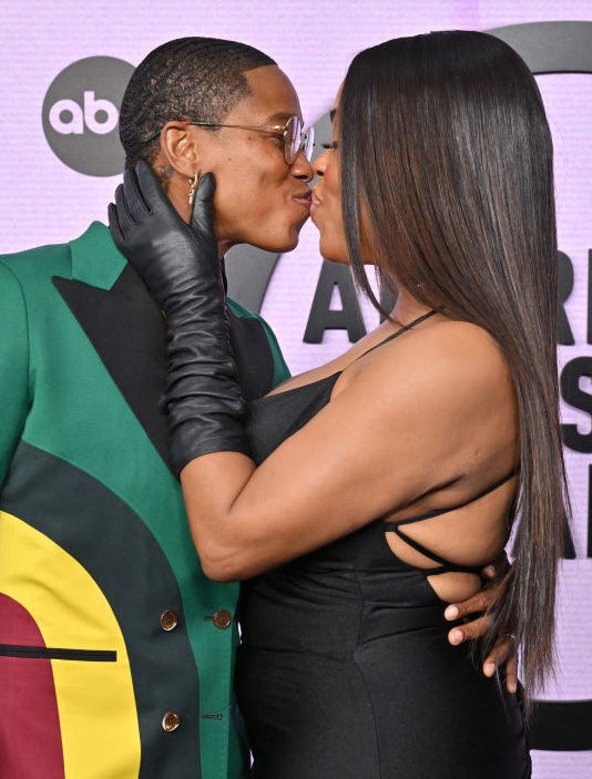 Jessica Betts and Niecy Nash share a kiss on the red carpet