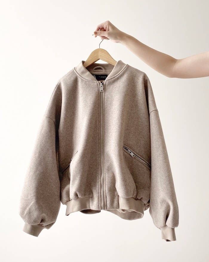 後ろ姿まで超カワイイ♡ZARAの「あったかジャケット」ぽわんとした袖の 