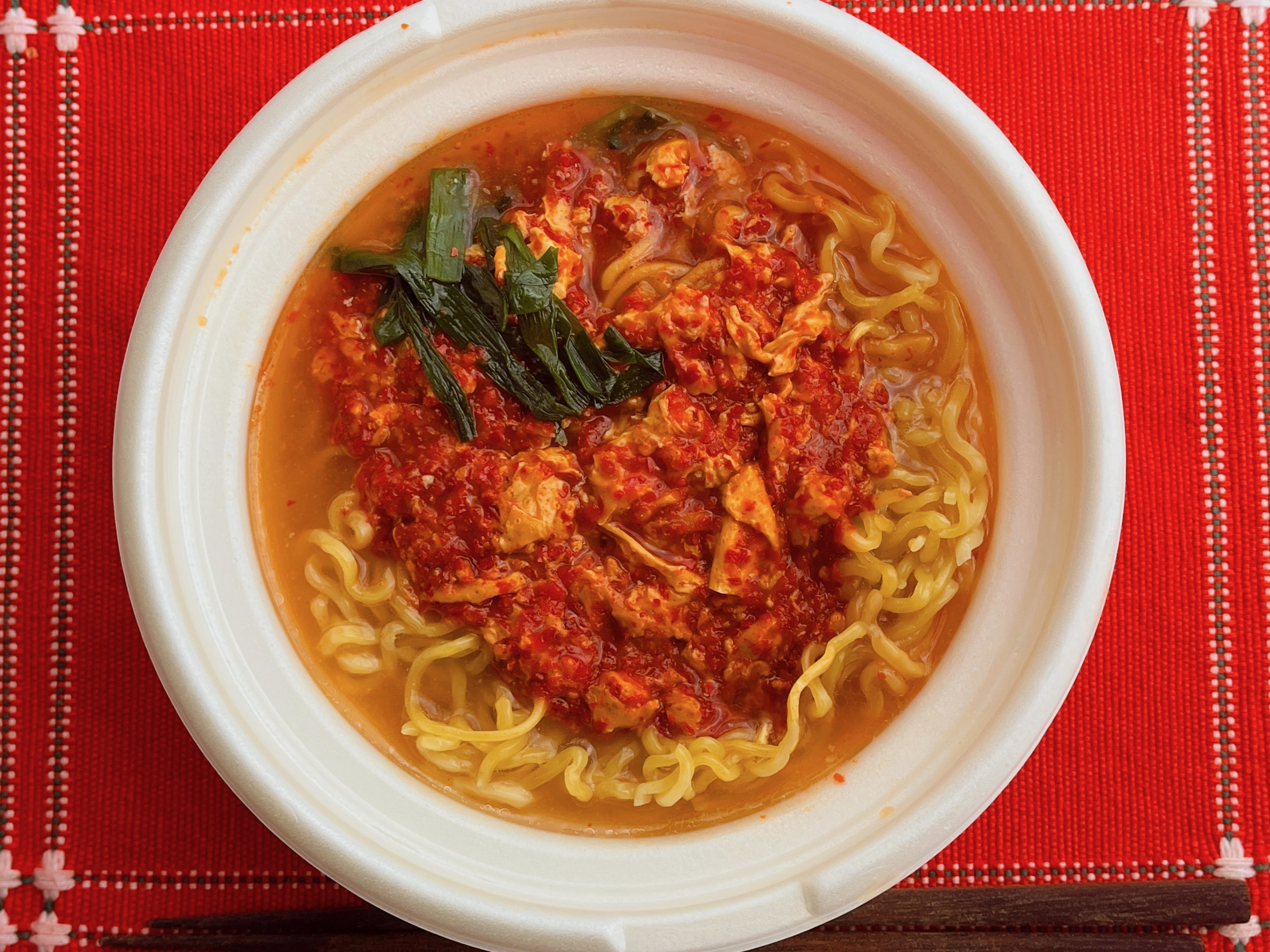 セブン-イレブンのオススメのラーメン「宮崎辛麺屋輪監修 辛麺」