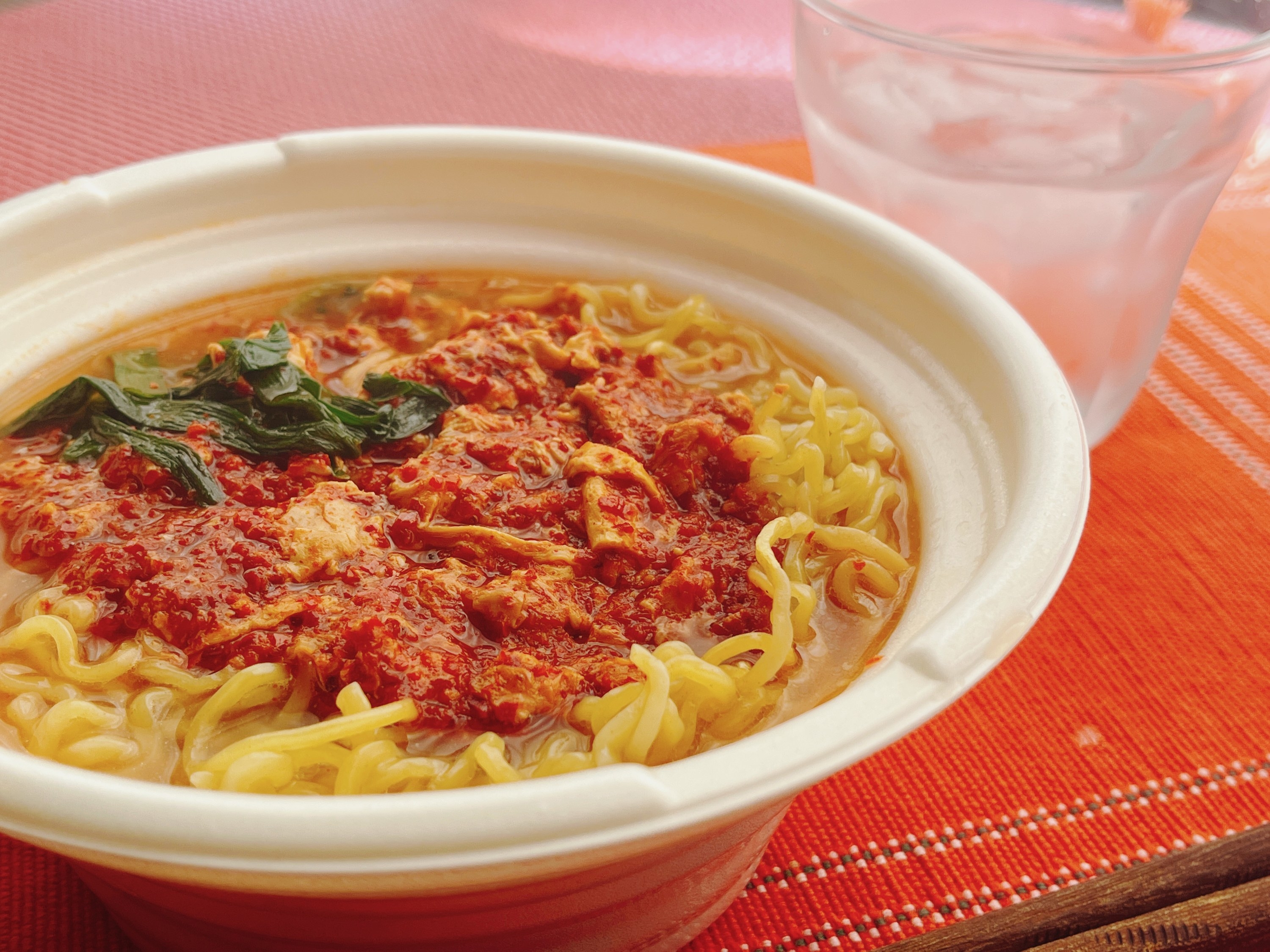 セブン-イレブンのオススメのラーメン「宮崎辛麺屋輪監修 辛麺」