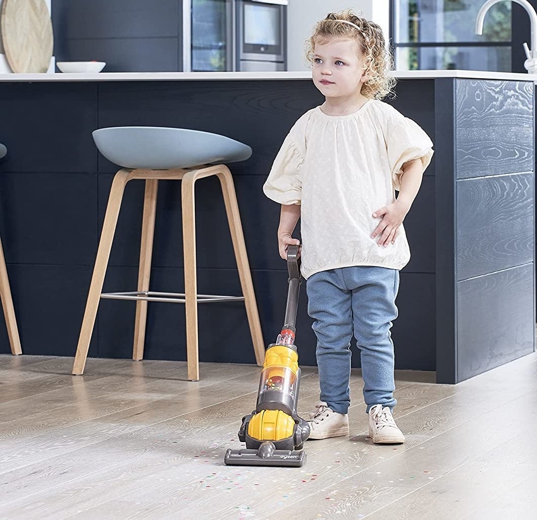 A child model using the toy vacuum