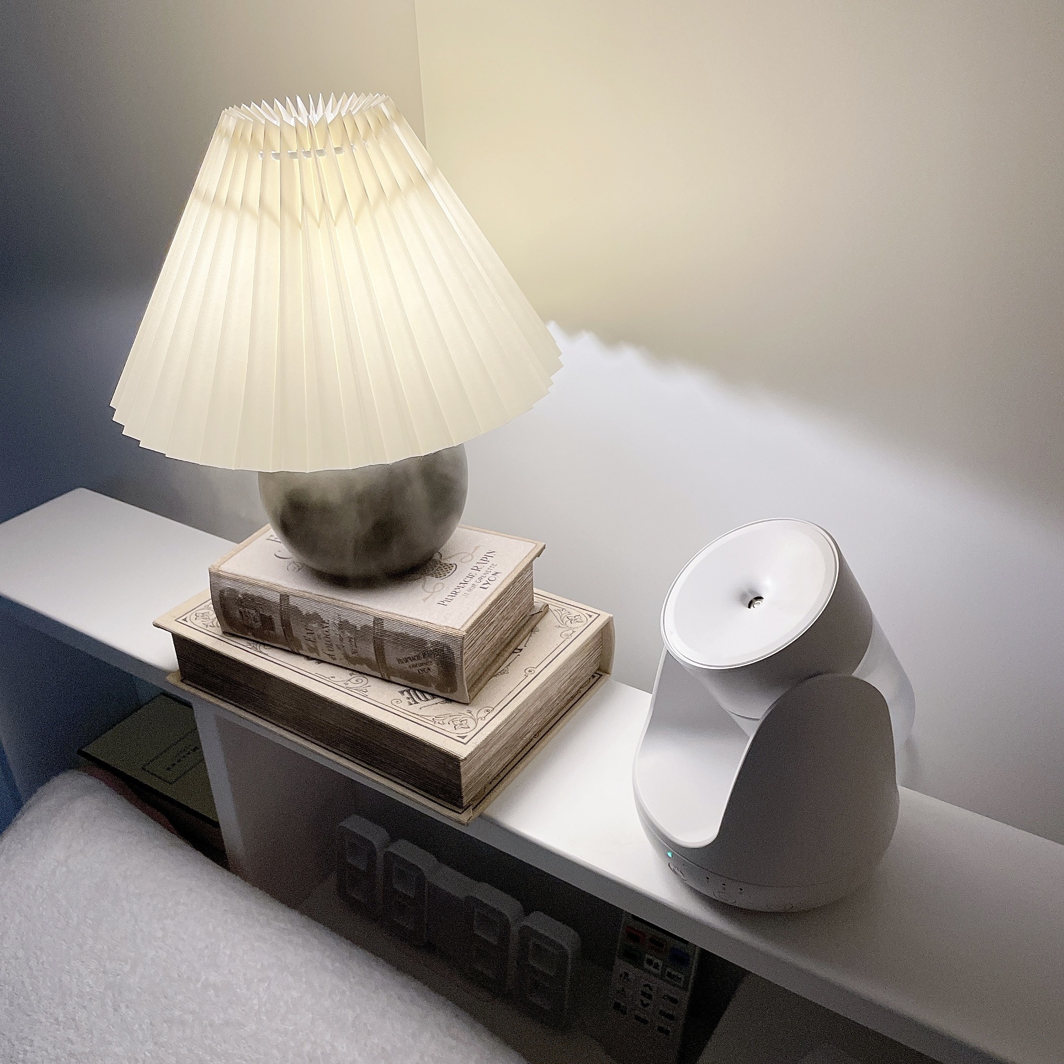 LOFT(ロフト)のおすすめの便利グッズ「【超音波式】自動首振り加湿器 コロン ホワイト」