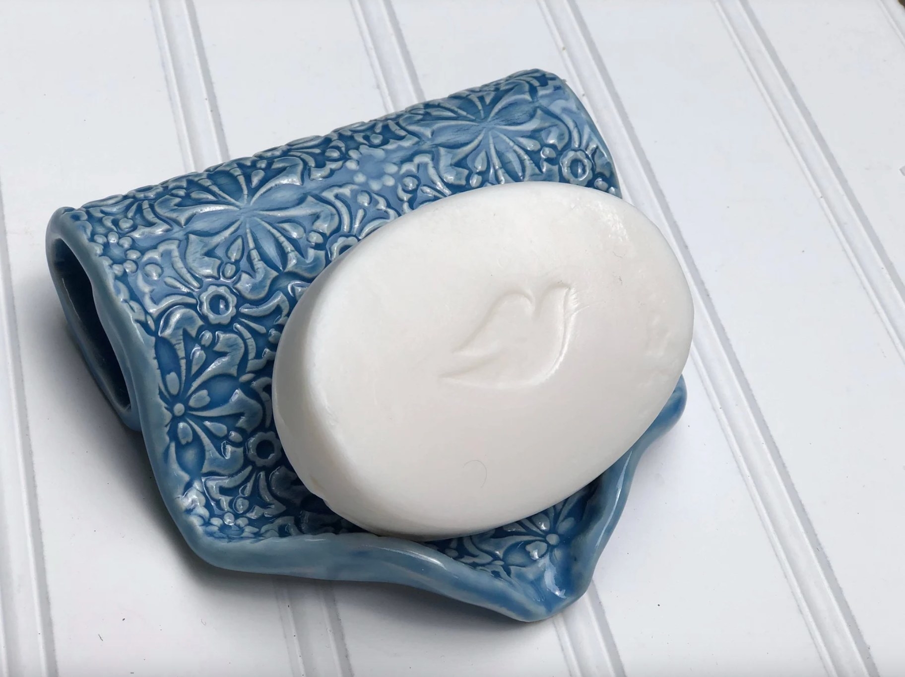 the blue patterned ceramic dish with a fold for drainage