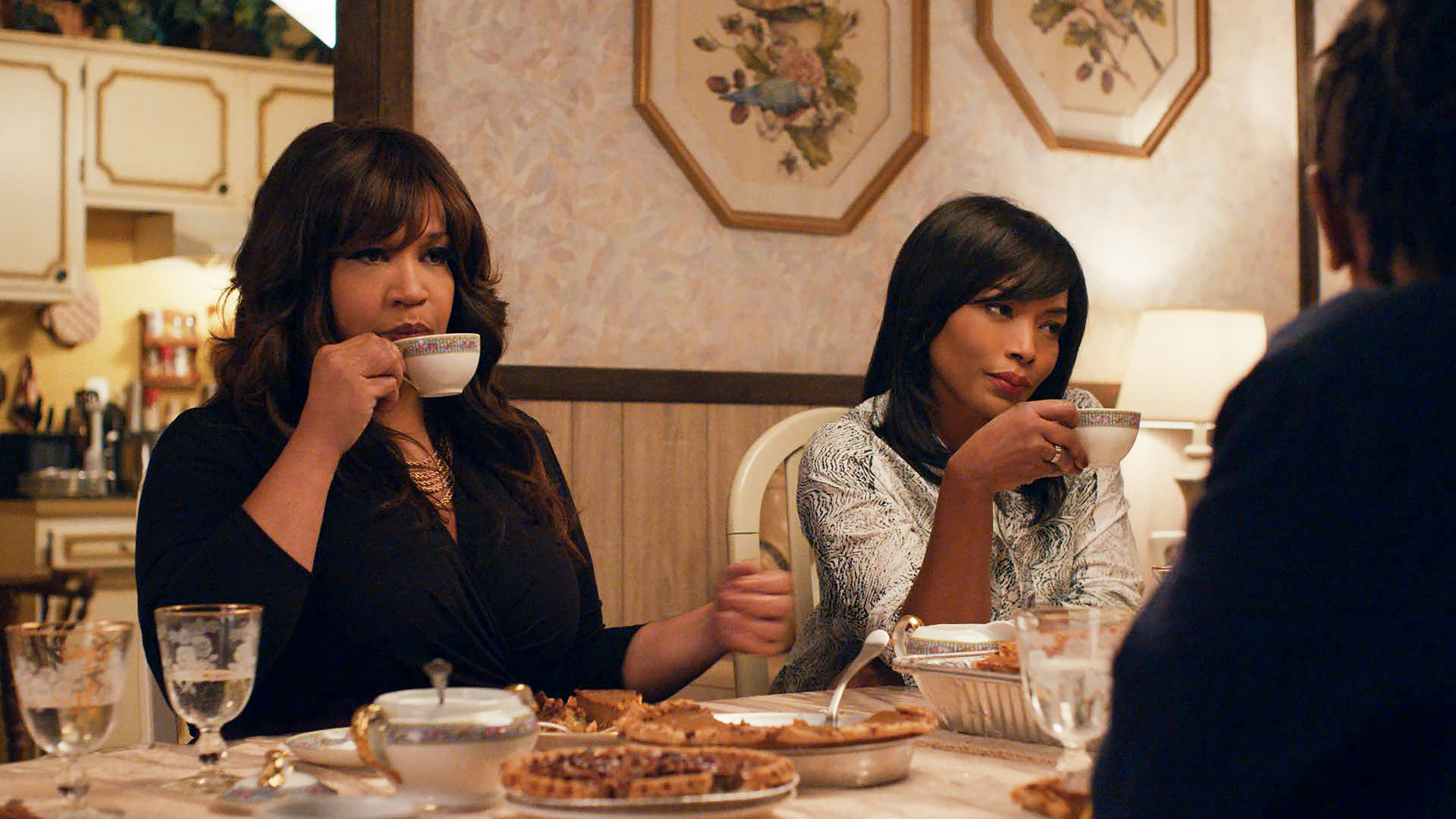 Kym Whitley and Angela Bassett in Master of None