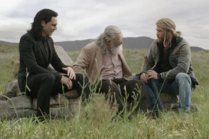 escena de thor, loki y odín en Ragnarok