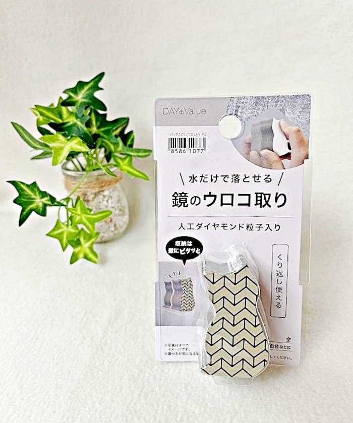NITORI(ニトリ)おすすめの掃除グッズ「貼りつく鏡のウロコ取り(ネコ)」