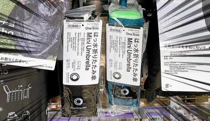 FamilyMart(ファミリーマート)のおすすめのアイテム「はっ水折りたたみ傘 くろ」