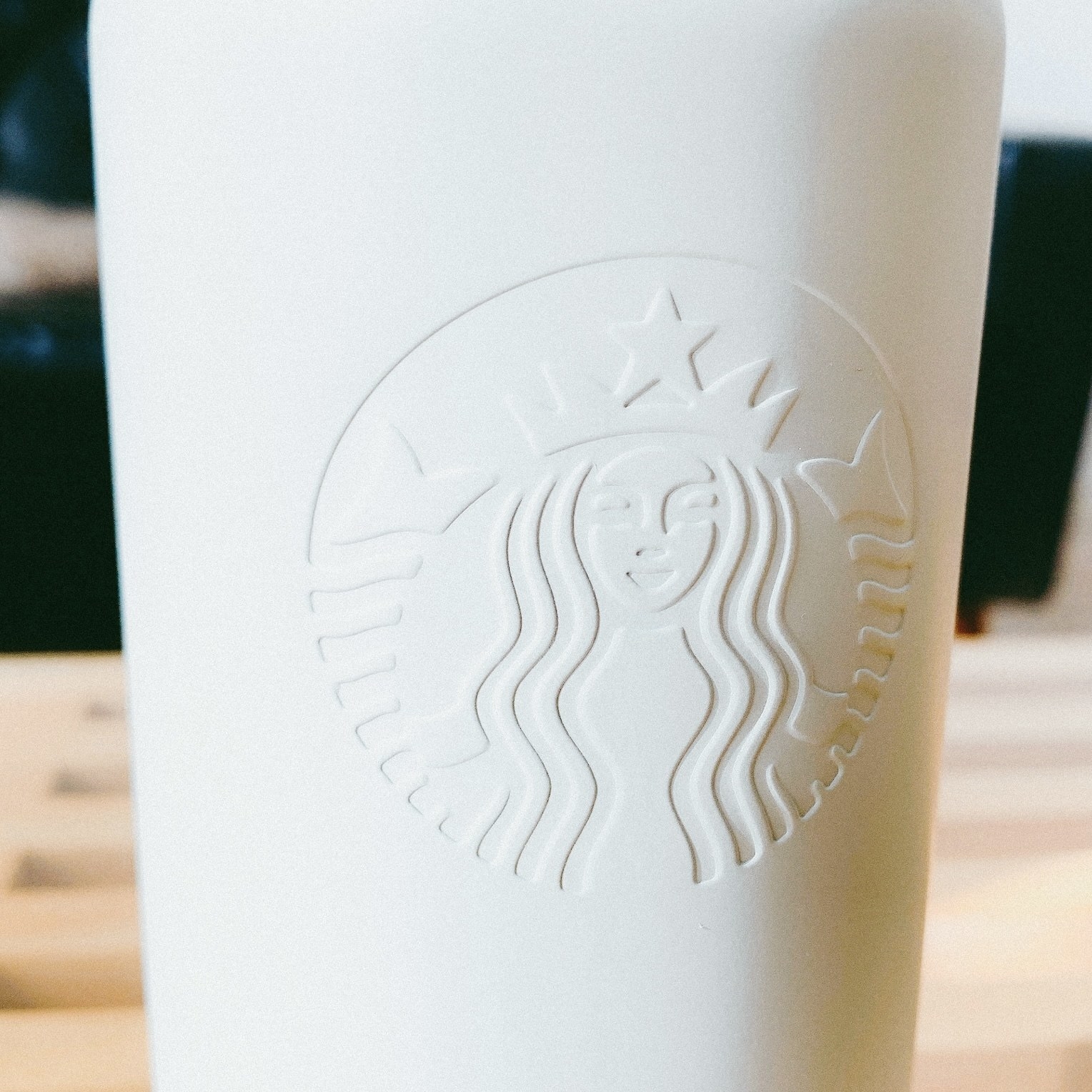 Starbucks Coffee（スターバックスコーヒー）のおすすめのボトル「ハンドルリッドステンレスロゴボトルマットベージュ473ml」