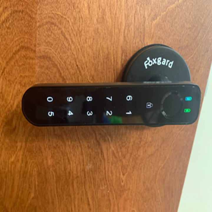 The other side of the knob, which has a keypad for fingers and numbers