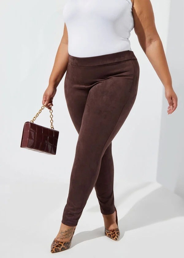model wearing the brown leggings with a white tee and leopard print flats