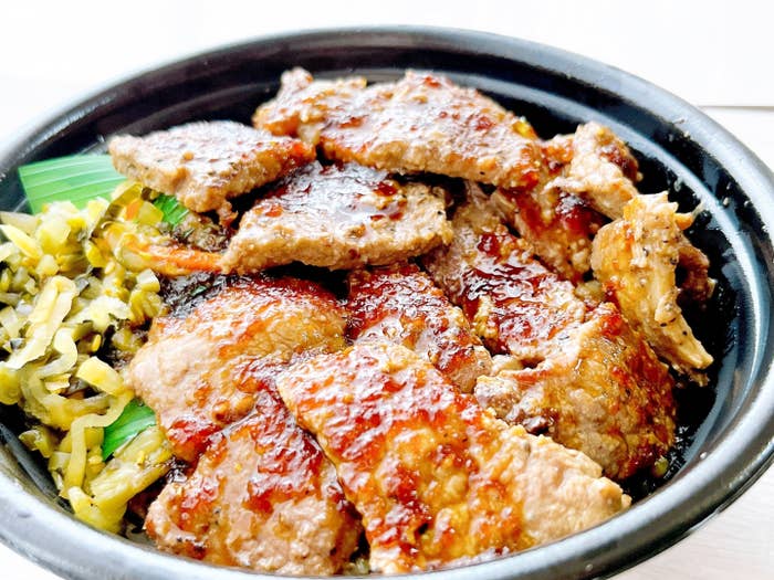HottoMotto(ほっともっと)のおすすめのボリュームメニュー「肉増しカットステーキ重」