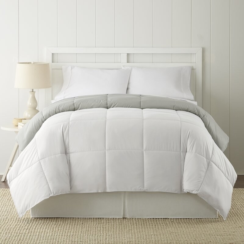 comforter on bed that&#x27;s white on one side and grey on the other