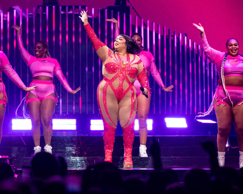 Lizzo performing with backup dancers