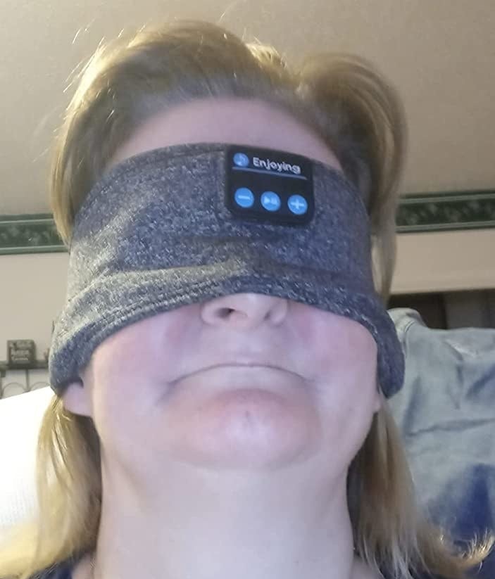 model wearing the sleep band over their eyes