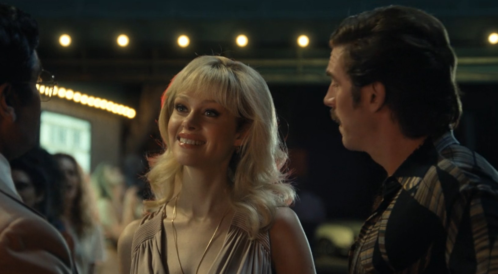 Nicola Peltz as Dorothy Stratten smiles while taking to Steve