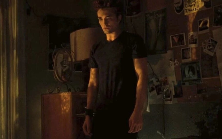 Escena de Edward Cullen viendo dormir a Bella