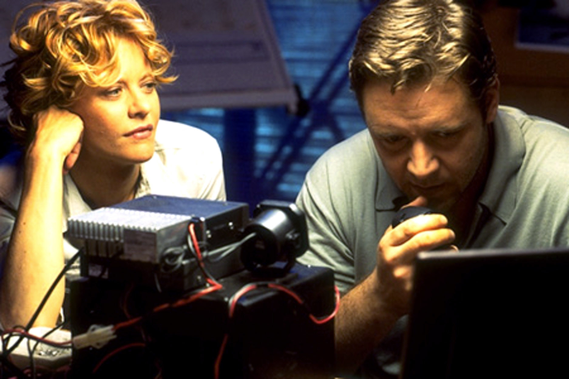Meg Ryan and Russell Crow sitting together by a computer