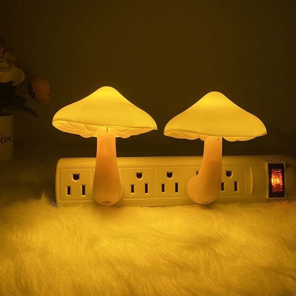 par de lámparas en forma de hongo que se conectan directamente a los enchufes
