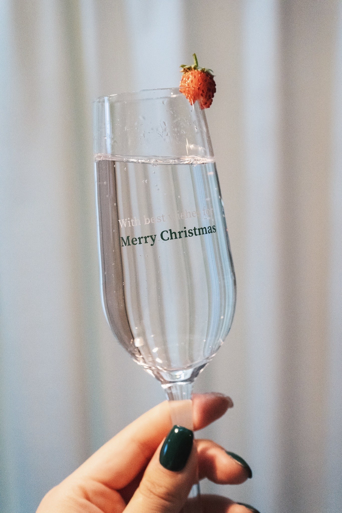 3COINS（スリーコインズ）のクリスマスグッズ「【クリスマスの食卓】レタリングシャンパングラス」