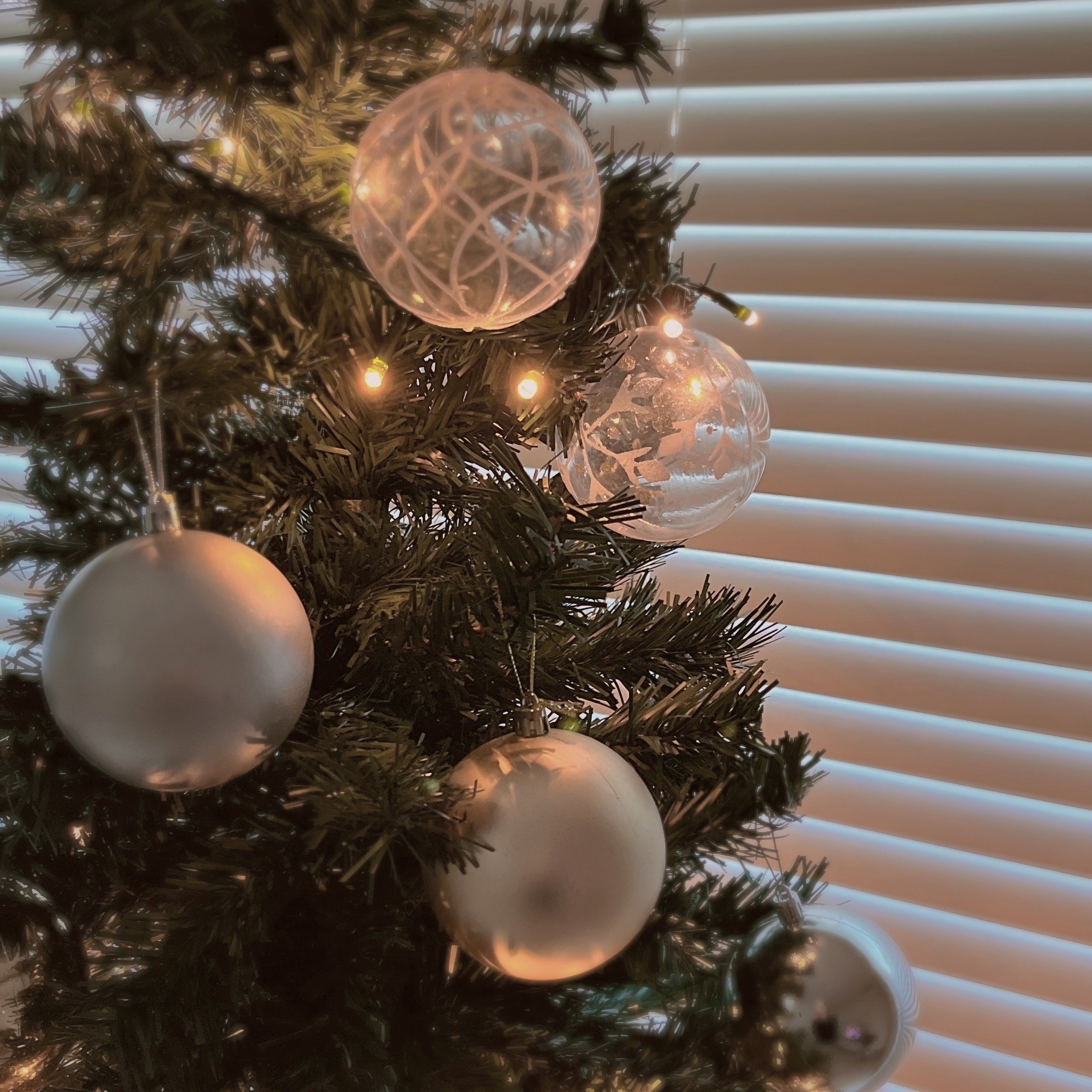 DAISO（ダイソー）のクリスマスグッズ「クリスマスボールセット（8cm、9個）」