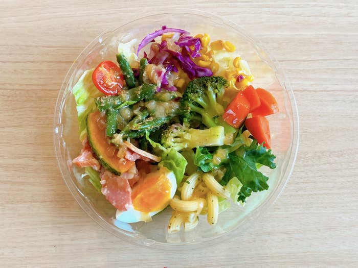 FamilyMart（ファミリーマート）のオススメのサラダ「1/2日分の緑黄色野菜のサラダ」