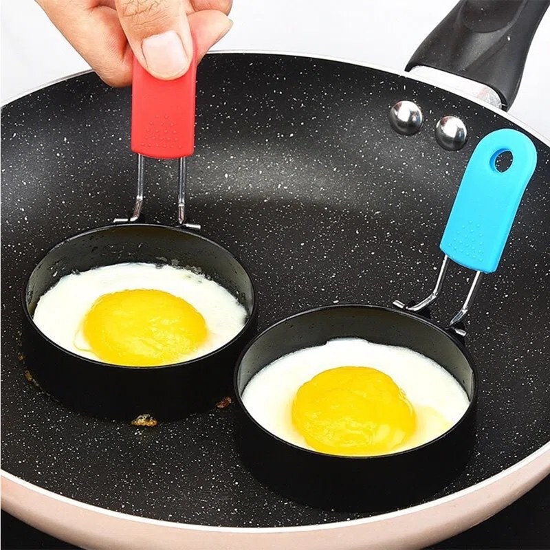 Rings cooking fried eggs in pan