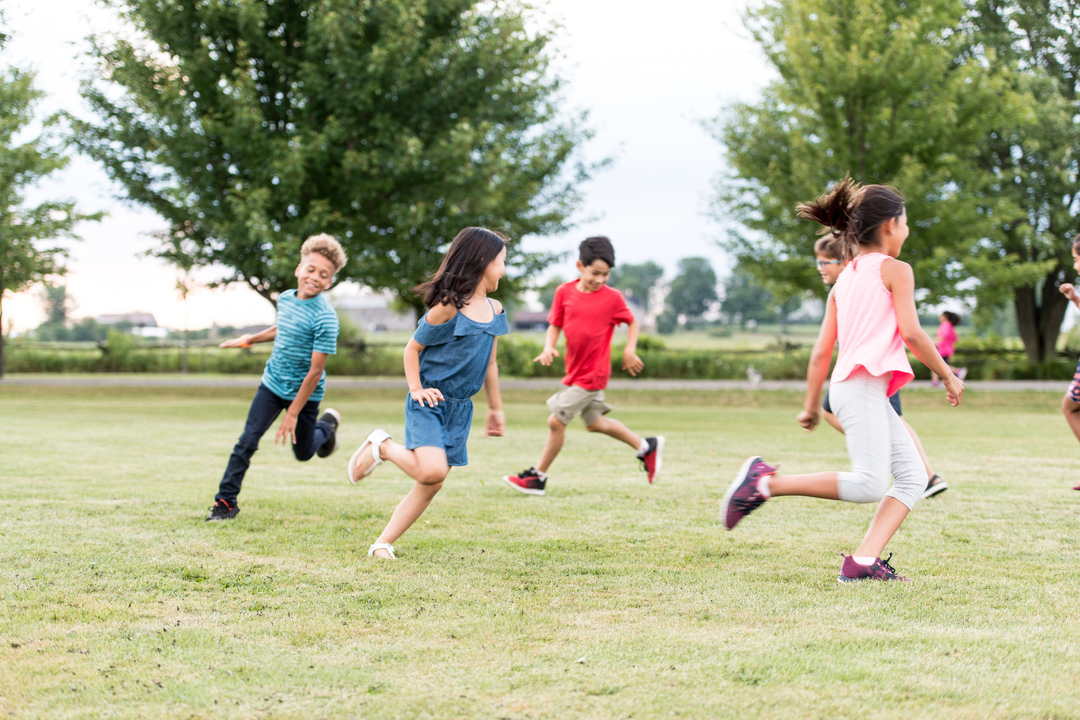 Kids better run. Эстафета позитивных перемен. Tag at School игра. Children playing outside picture for Kids. Physical activity.