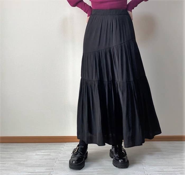 GLOBAL WORK（グローバルワーク）のおすすめレディースファッション「サラサラサテンティアードスカート」のコーディネート