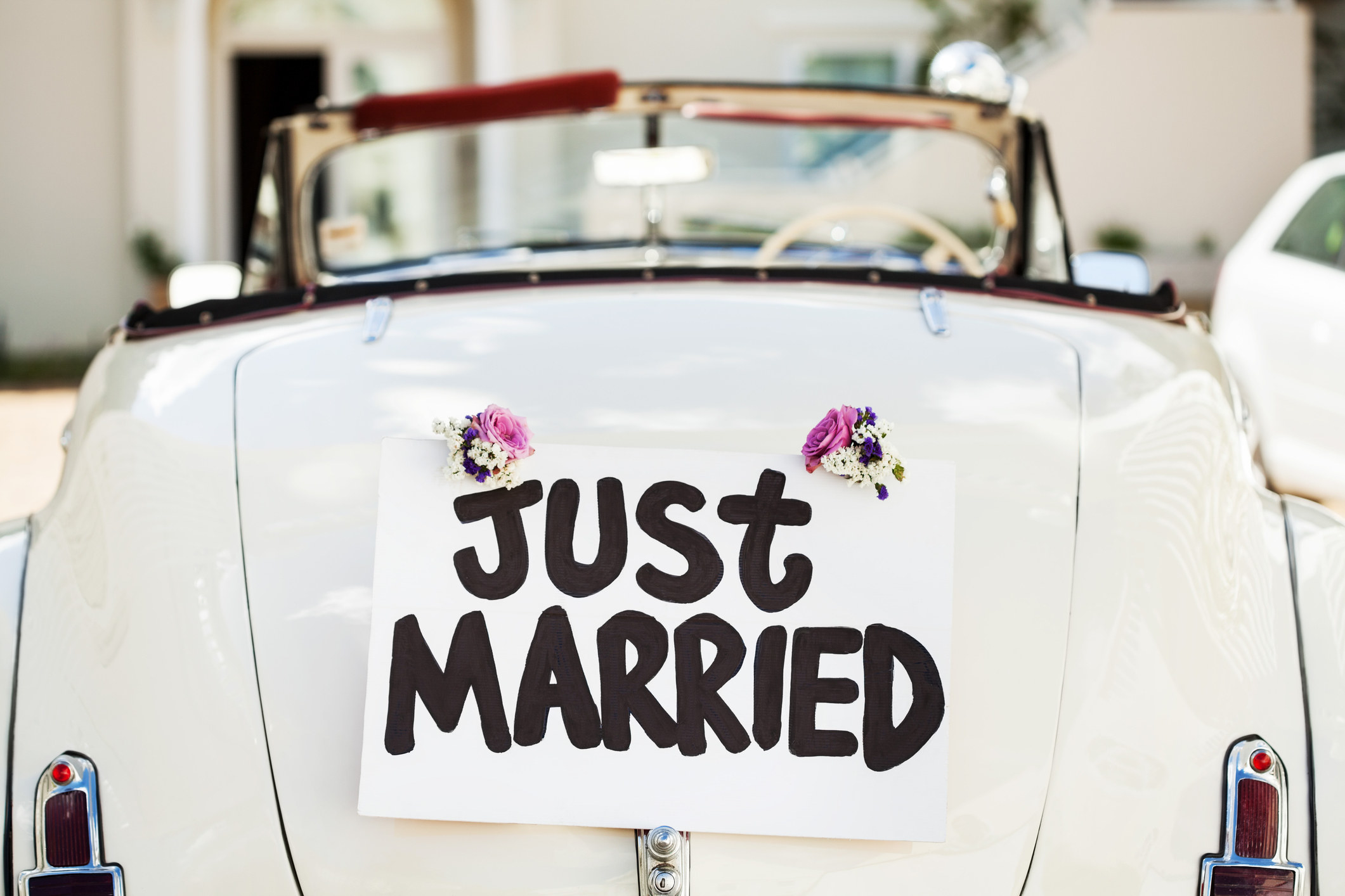 &quot;Just married&quot; sign on the back of a car