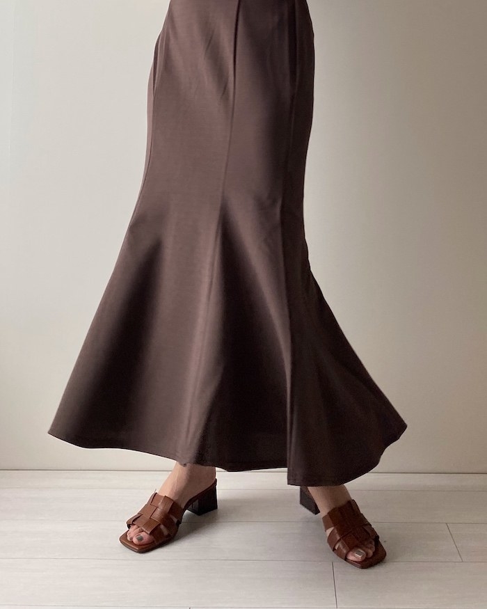 GU（ジーユー）の高見えスカートの「カットソーマーメイドロングスカート（丈標準84.0～91.0cm）」のコーディネート