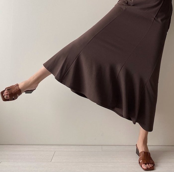 GU（ジーユー）の高見えスカートの「カットソーマーメイドロングスカート（丈標準84.0～91.0cm）」のコーディネート