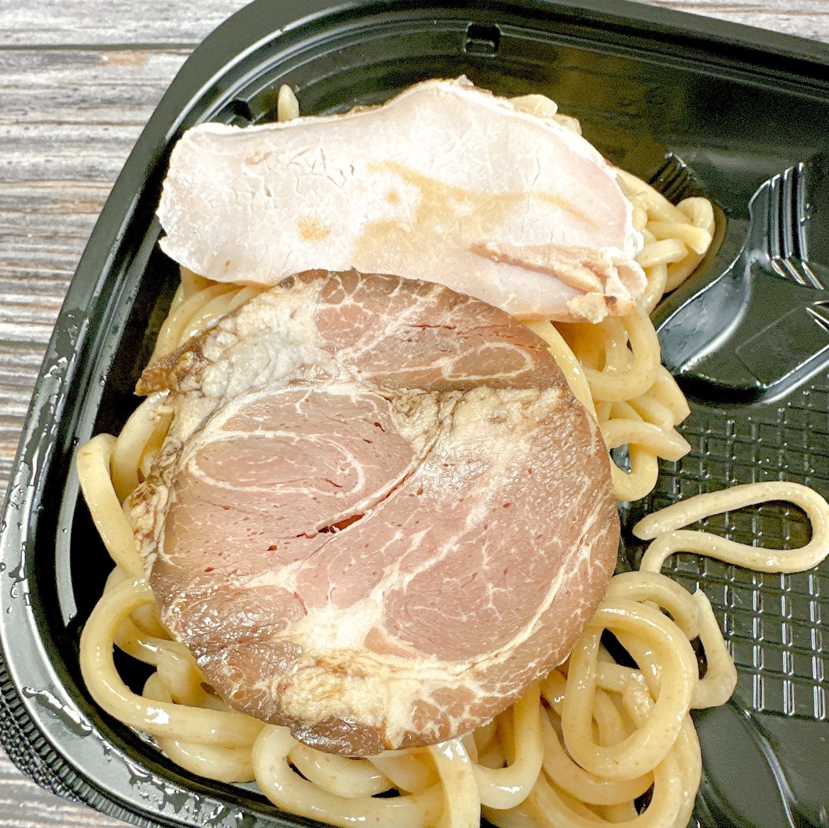 セブン-イレブンのおすすめコラボメニュー「とみ田監修 濃厚豚骨魚介つけ麺」