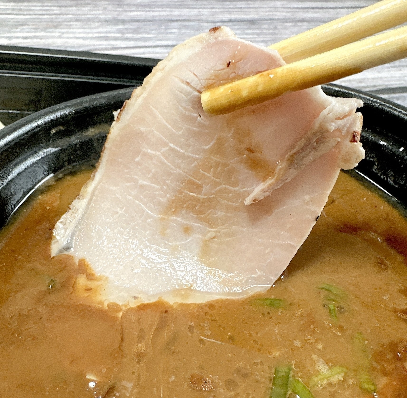 セブン-イレブンのおすすめコラボメニュー「とみ田監修 濃厚豚骨魚介つけ麺」