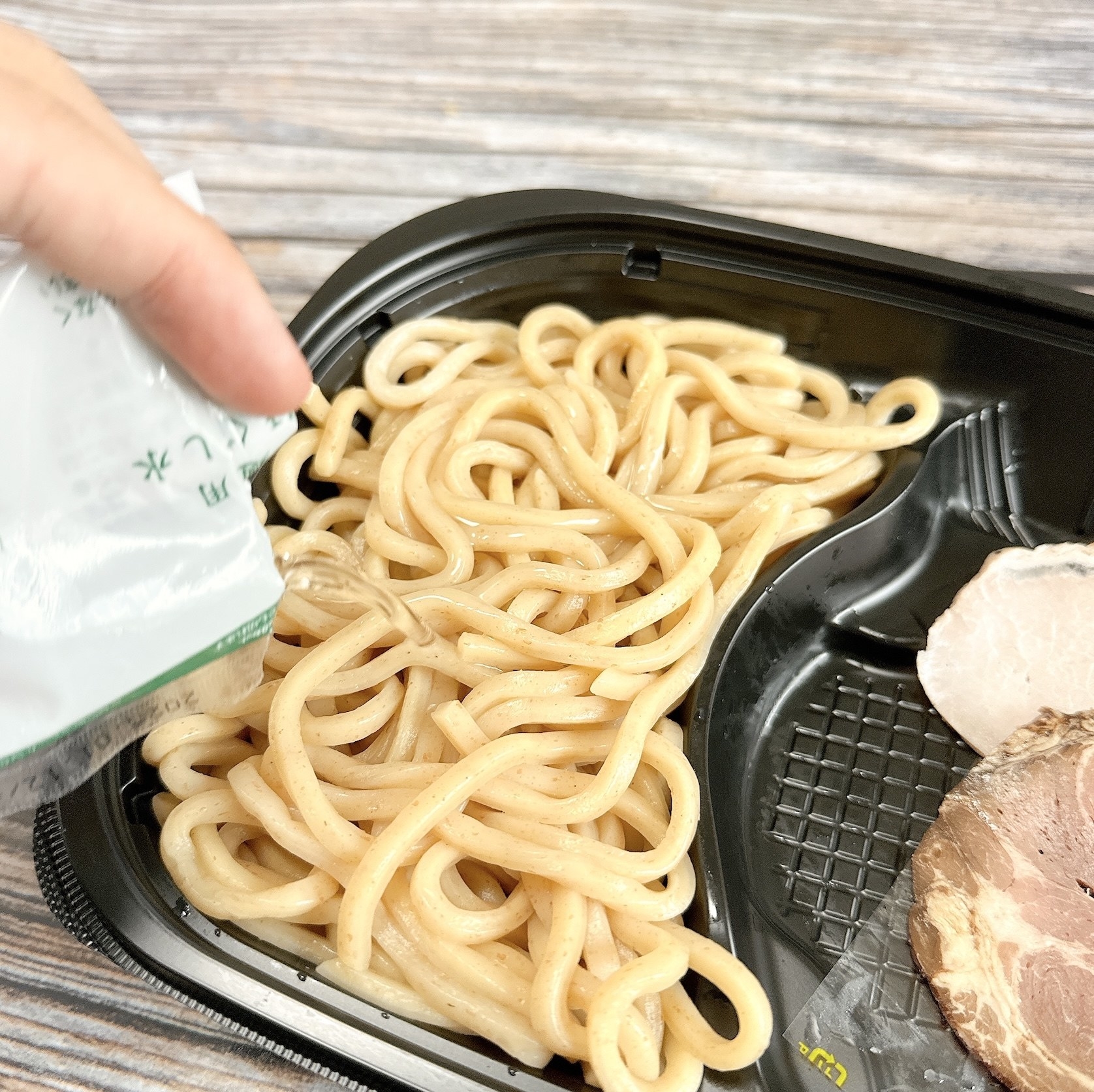 セブン-イレブンのおすすめコラボメニュー「とみ田監修 濃厚豚骨魚介つけ麺」