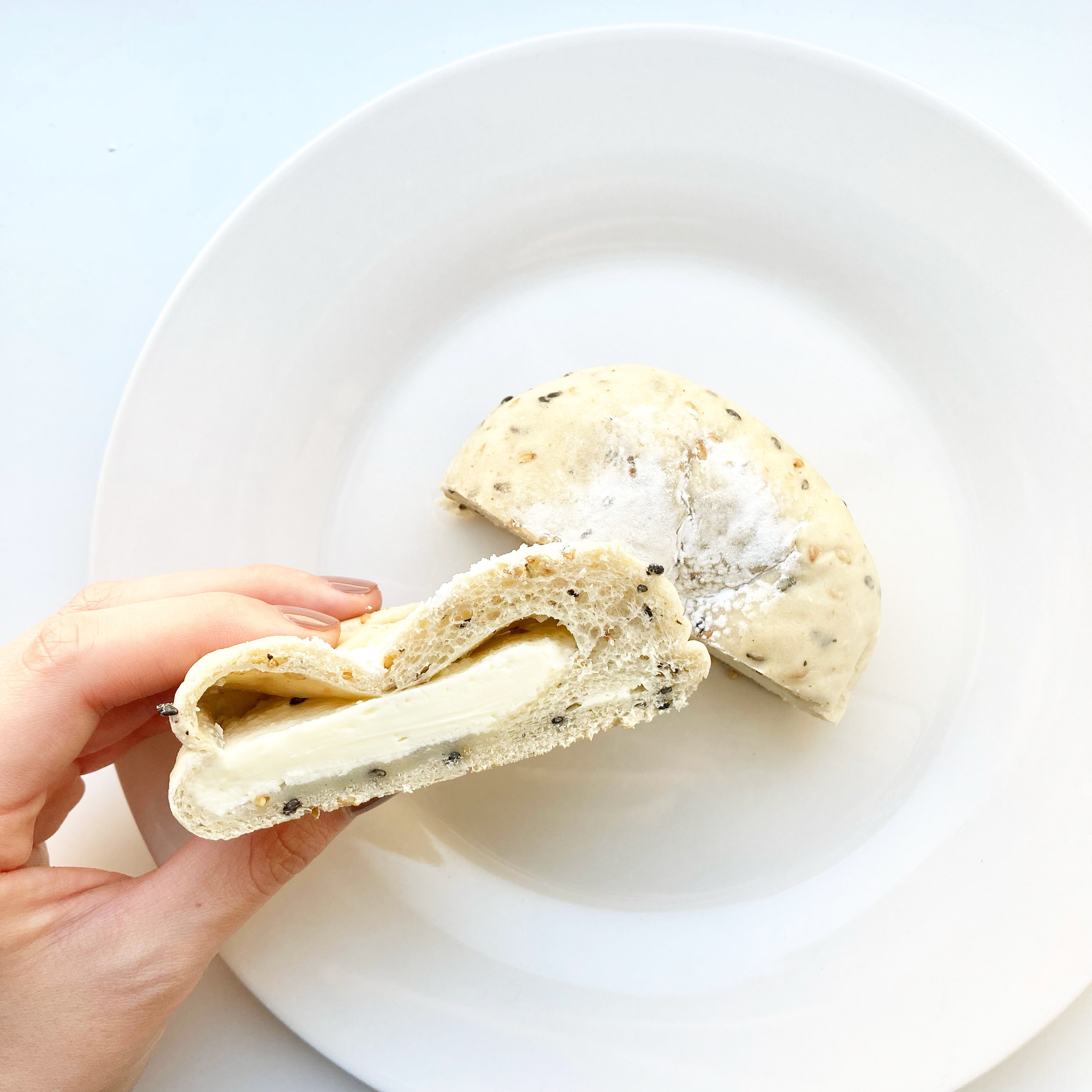 セブン-イレブンのふわもちパン「７プレミアム ごまとチーズクリームのパン」