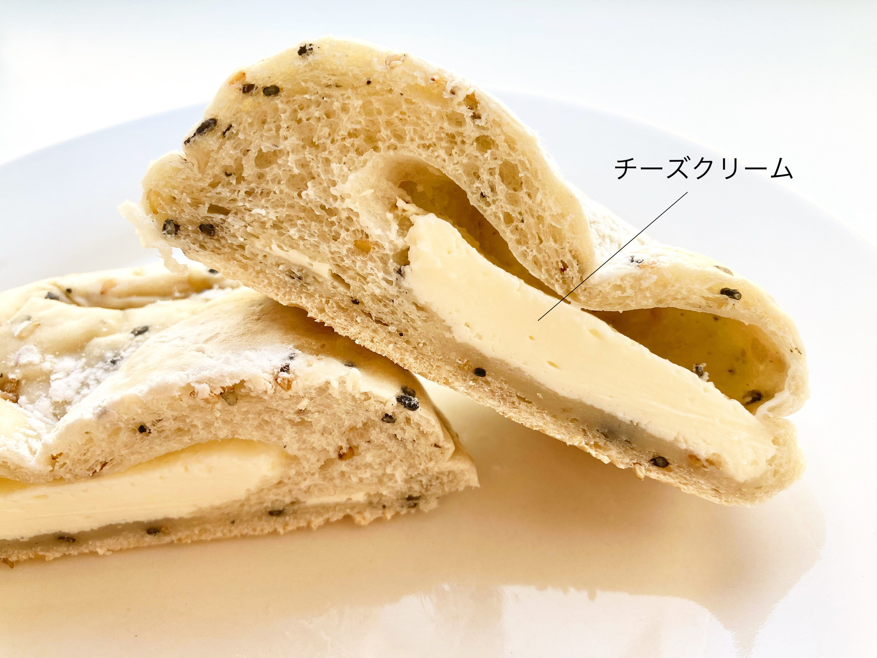 セブン-イレブンのふわもちパン「７プレミアム ごまとチーズクリームのパン」