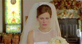 Julia Roberts dressed as a bride and about to run away