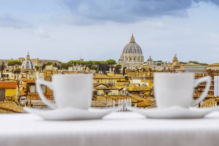 咖啡杯在罗马在阳台上